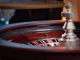 Tampilan layar pemilihan meja Live Casino dengan filter taruhan minimum